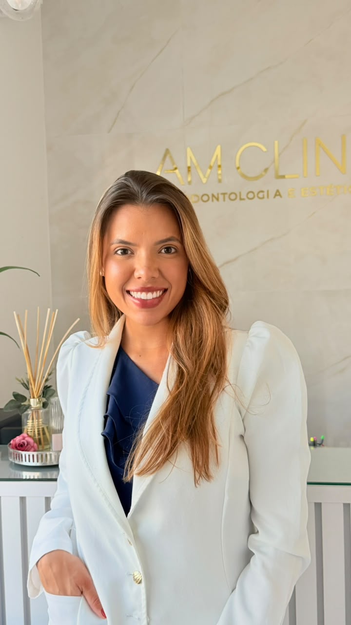 Dra. Aline Monteiro em sua clínica AM Odontologia e Estética